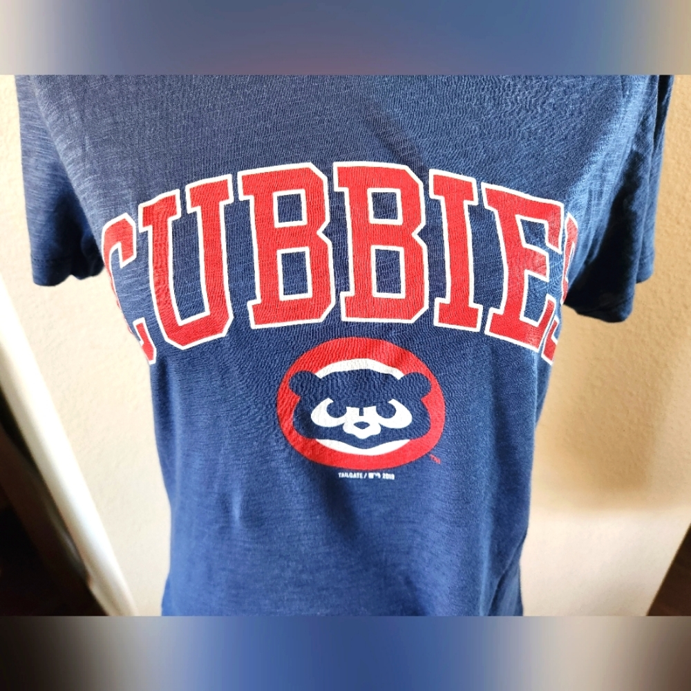 Cubbies Women's Short Sleeve Navy Tee with Red Graphic